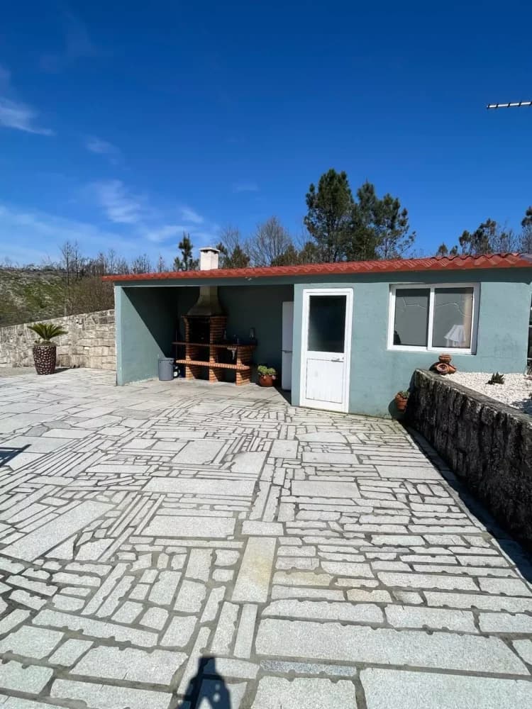 Fachada e envolvente exterior da casa da Quinta Cerqueira